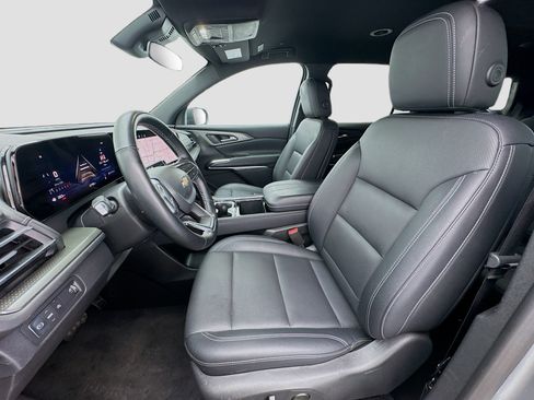 Used 2025 Chevrolet Traverse LT FWD image 13