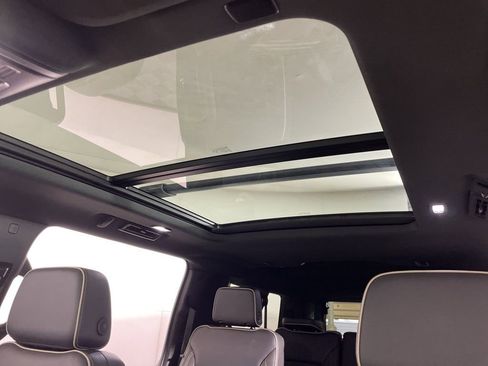 Used 2024 GMC Yukon XL SLT w/ SLT Luxury Package image 19