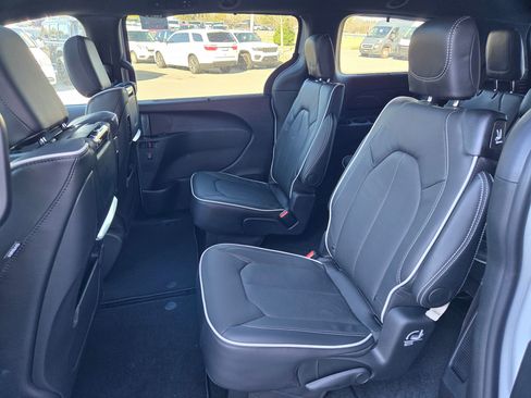 New 2026 Chrysler Pacifica Limited w/ Uconnect Theater Family Group image 24