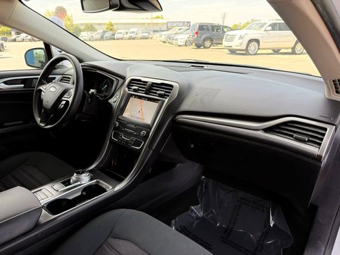 Used 2019 Ford Fusion SE FWD image 22