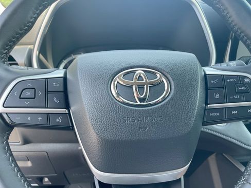 Used 2023 Toyota Highlander XLE FWD image 6