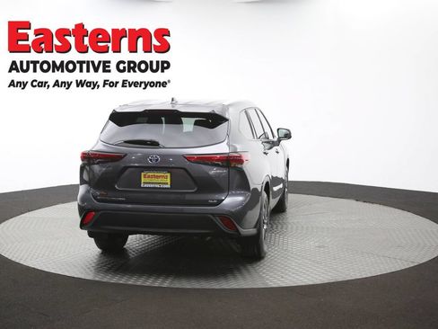 Used 2022 Toyota Highlander XLE AWD/4WD image 40