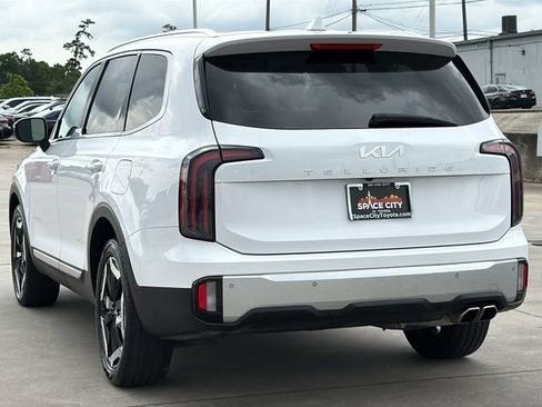 Used 2024 Kia Telluride EX w/ EX Captain's Chair Package FWD image 3