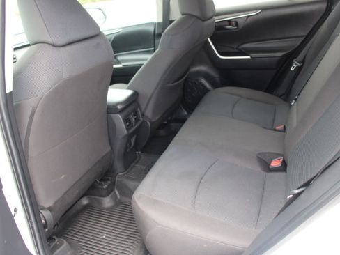 Certified 2022 Toyota RAV4 LE AWD/4WD image 13