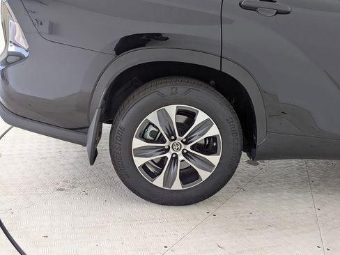 Used 2024 Toyota Highlander XLE image 12