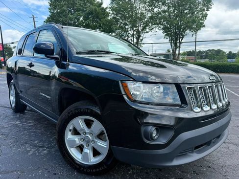 Used 2017 Jeep Compass Latitude FWD image 1