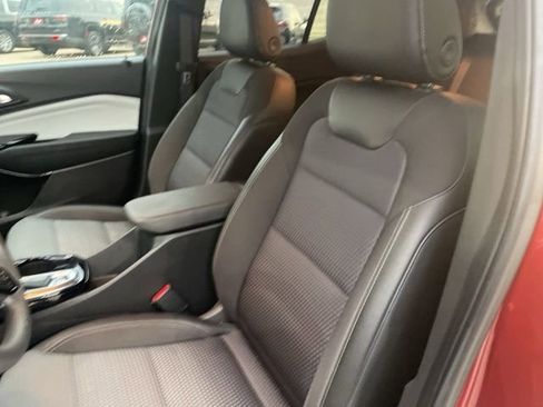 Used 2025 Chevrolet Trax LT FWD image 11
