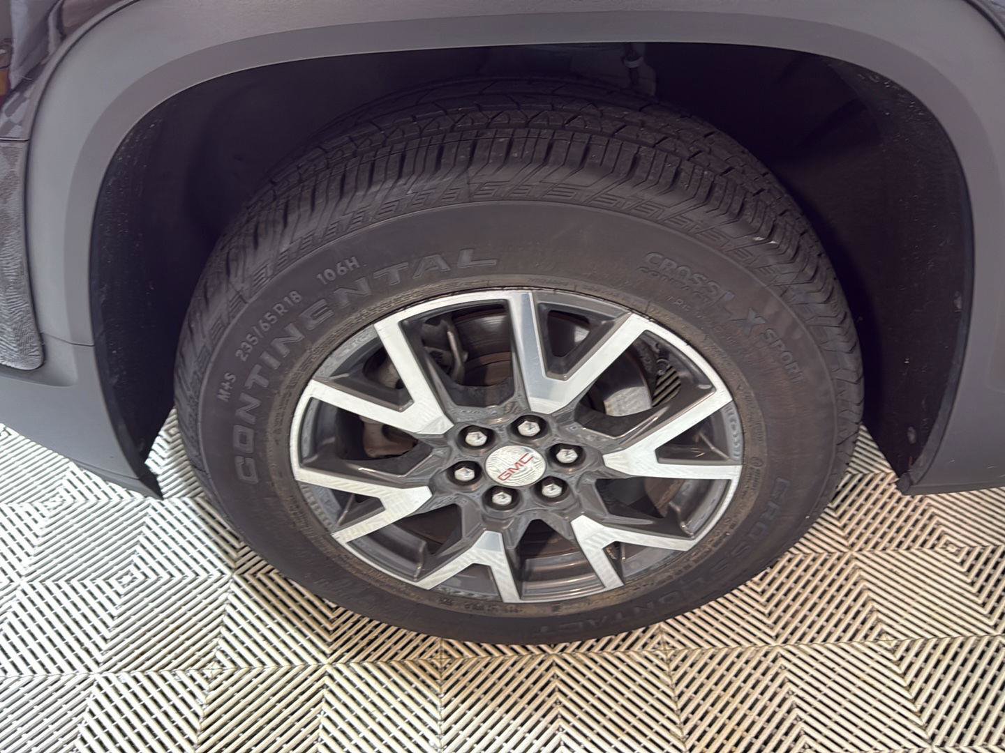 Certified 2023 GMC Acadia SLE w/ Driver Convenience Package FWD image 7