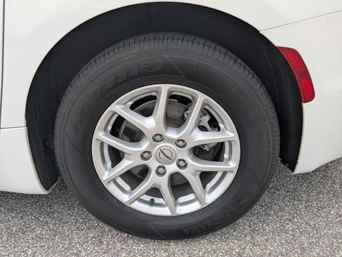 Used 2024 Chrysler Pacifica Touring-L FWD image 11
