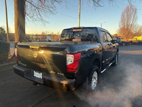 Used 2019 Nissan Titan SV w/ SV Convenience Package image 7