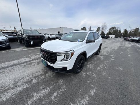 Used 2023 GMC Terrain SLE w/ Driver Convenience Package image 4