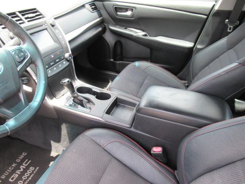 Used 2017 Toyota Camry SE w/ Four Season Floor Mat Package FWD image 16