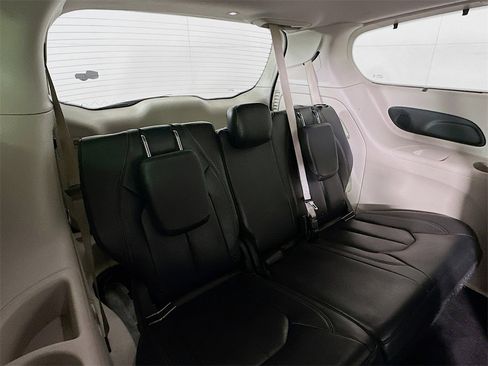 Used 2018 Chrysler Pacifica Touring-L w/ Premium Audio Group image 25