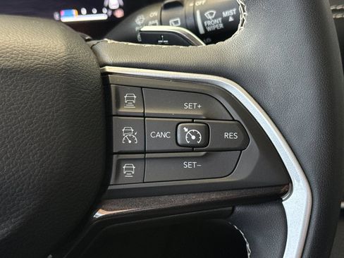 Used 2023 Jeep Grand Cherokee Laredo AWD/4WD image 27