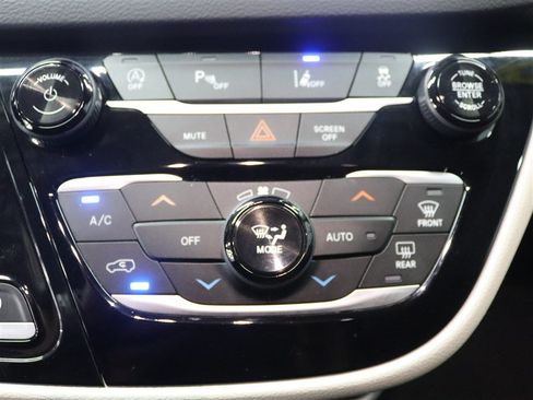 Used 2022 Chrysler Pacifica Touring-L FWD image 30