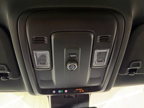 Certified 2025 Chevrolet Suburban Z71 AWD/4WD image 35