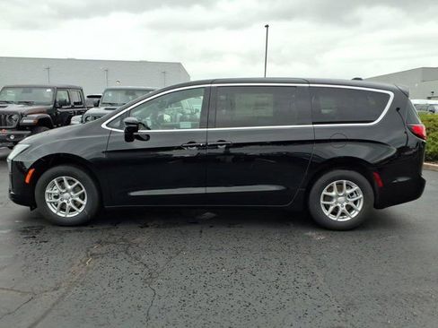 New 2027 Chrysler Pacifica Select FWD image 3