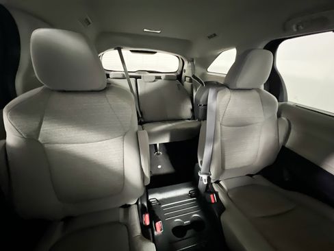 Used 2022 Toyota Sienna LE image 33