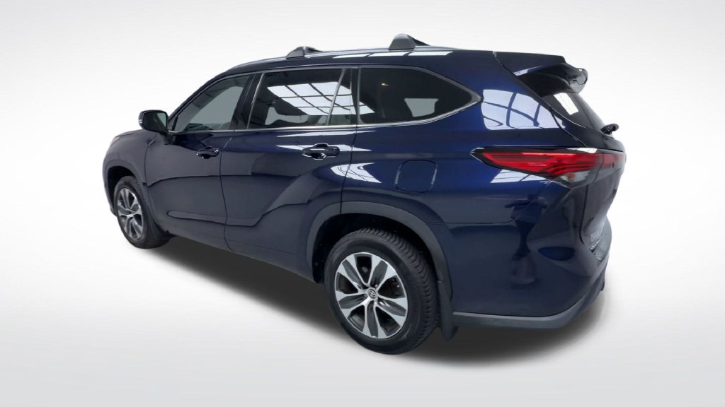 Used 2021 Toyota Highlander XLE AWD/4WD image 6