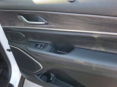 Used 2022 Jeep Grand Cherokee L Limited w/ Luxury Tech Group II image 14