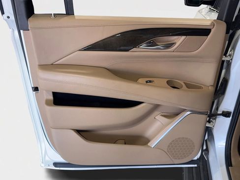 Used 2020 Cadillac Escalade ESV Platinum image 16