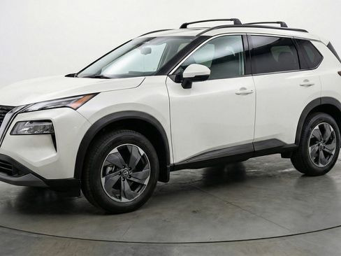 Used 2025 Nissan Rogue SV image 3