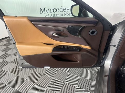 Used 2020 Lexus ES 300h w/ Premium Package image 10