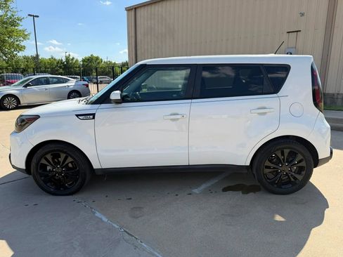 Used 2016 Kia Soul + FWD image 9