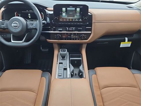 New 2025 Nissan Pathfinder Platinum w/ Black Appearance Package image 17