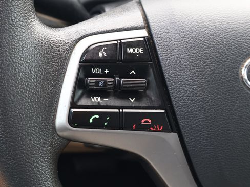 Used 2018 Hyundai Elantra SE image 17