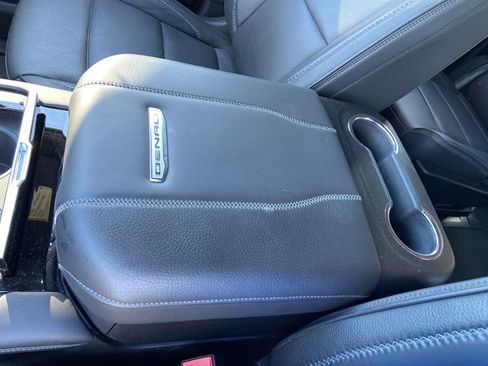 Used 2025 GMC Yukon XL Denali AWD/4WD image 43