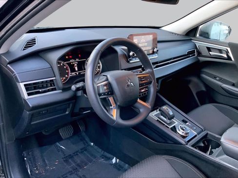 Used 2023 Mitsubishi Outlander ES FWD image 32