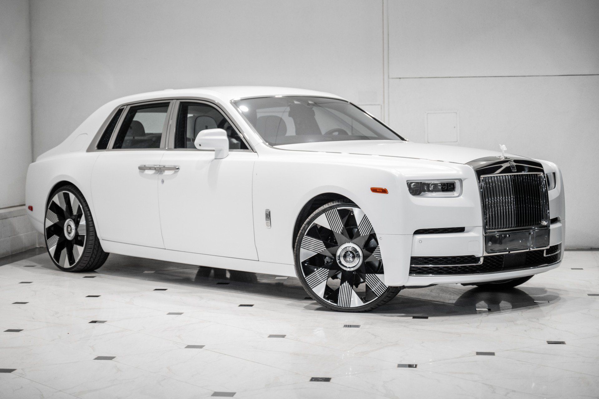 Used 2018 Rolls-Royce Phantom Sedan RWD image 1