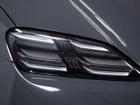 Certified 2025 Porsche Macan Electric image 31