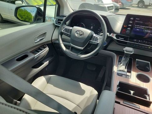 Used 2022 Toyota Sienna XLE FWD image 22