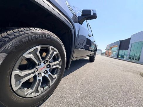 Used 2025 GMC Sierra 1500 SLT AWD/4WD image 14