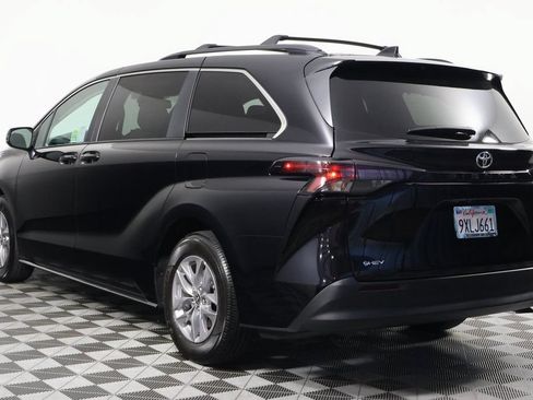 Used 2026 Toyota Sienna LE FWD image 6