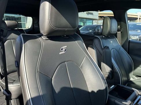 Used 2023 Chrysler Pacifica Limited w/ S Appearance Package image 12