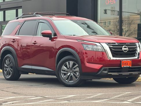 Used 2024 Nissan Pathfinder SV AWD/4WD image 2