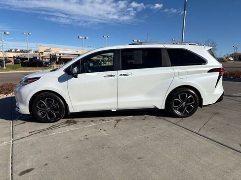 Used 2025 Toyota Sienna Platinum image 4