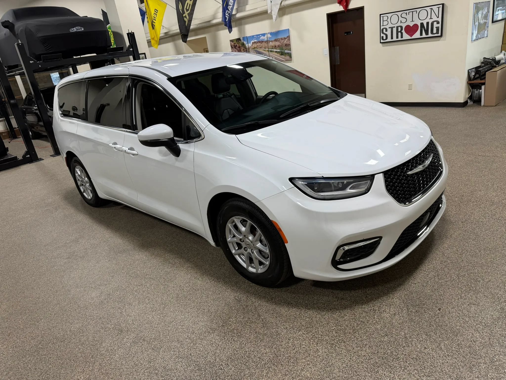 Used 2023 Chrysler Pacifica Touring-L FWD image 13