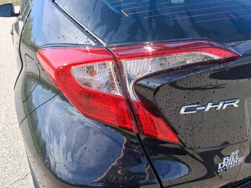 Used 2020 Toyota C-HR XLE FWD image 11