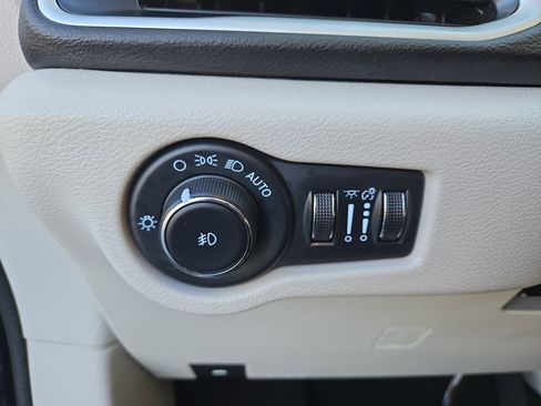 Used 2024 Chrysler Pacifica Touring-L image 16