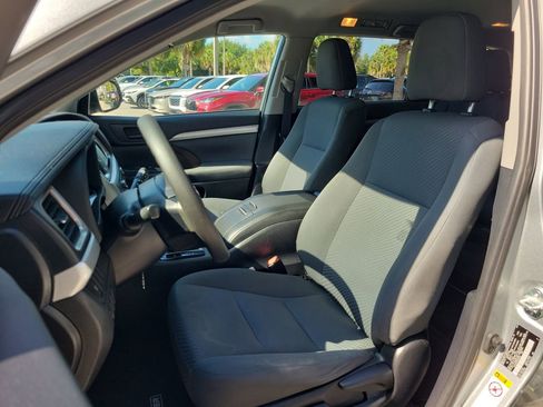 Used 2019 Toyota Highlander LE FWD image 15
