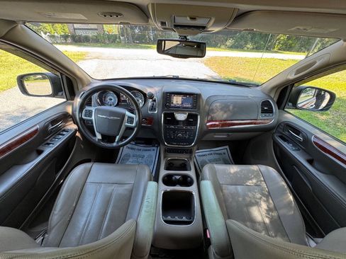 Used 2013 Chrysler Town & Country Touring-L w/ Entertainment Group #2 FWD image 18