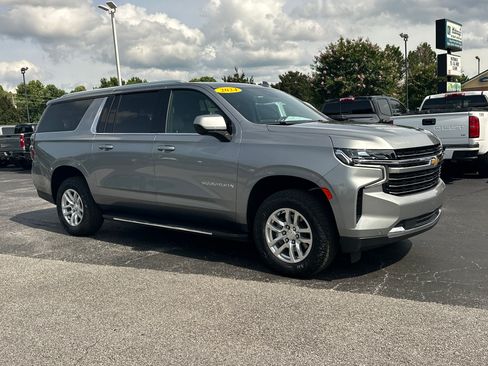 Used 2024 Chevrolet Suburban LT RWD image 2