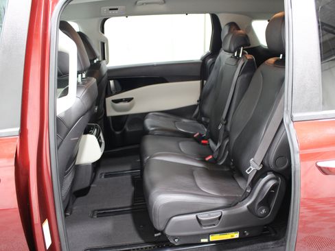 Used 2023 Kia Carnival EX FWD image 20