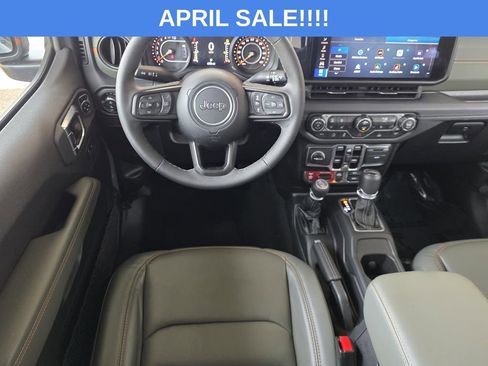 Used 2025 Jeep Gladiator Mojave w/ Convenience Group image 15