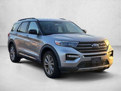 Used 2023 Ford Explorer XLT w/ Equipment Group 202A RWD image 3