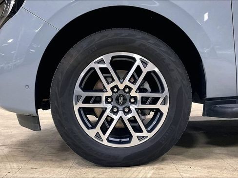 Certified 2025 Ford Expedition Active AWD/4WD image 9
